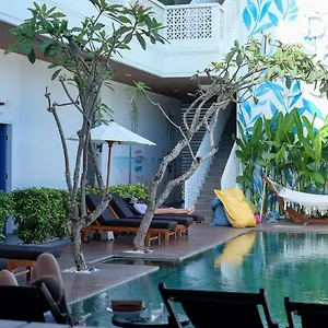 Dip & Doze Living Hostal